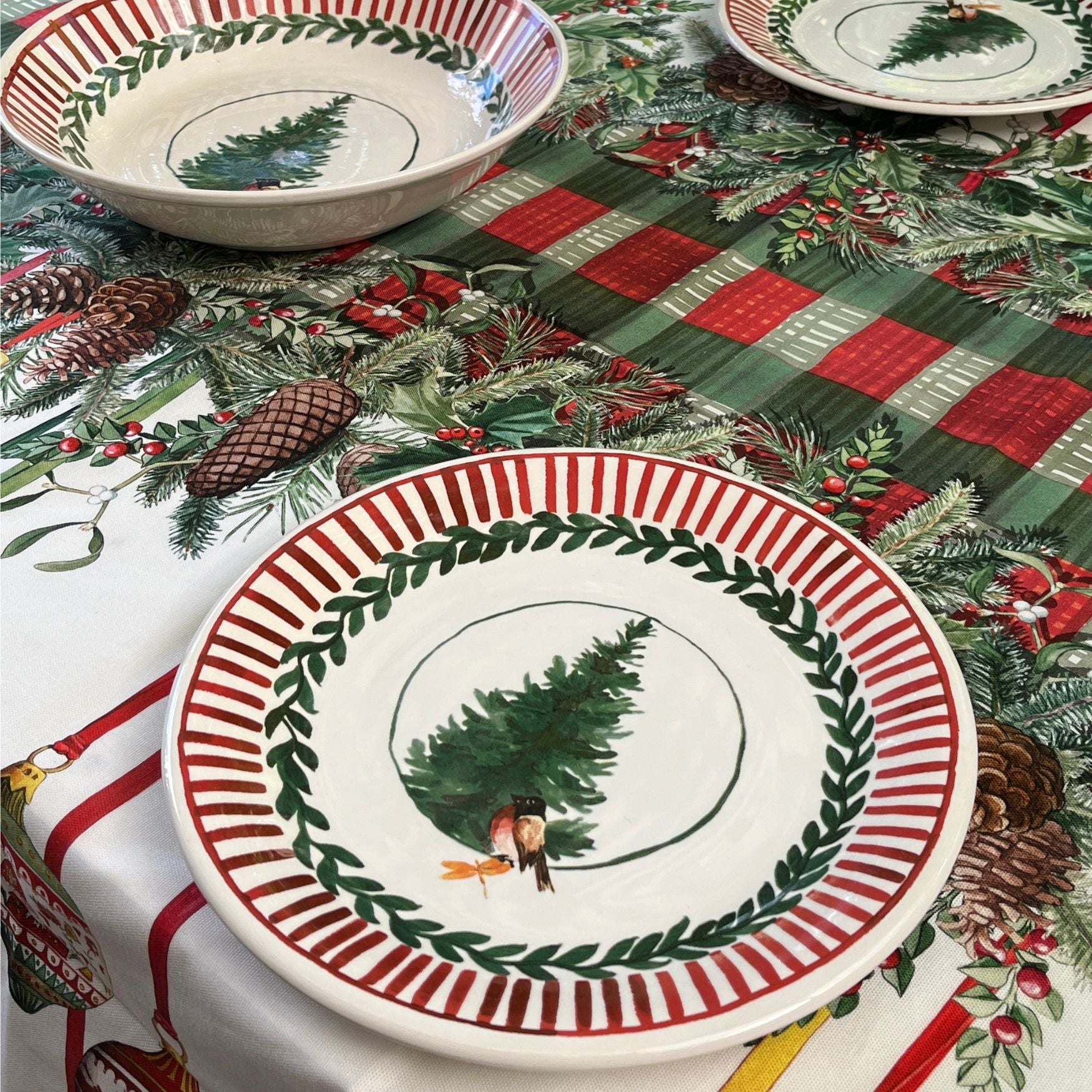 Kersttafelkleed Pinoel met kerstballen en een kant en klaar ‘centrepiece’ kies je formaat (ook rond en als tafelloper)