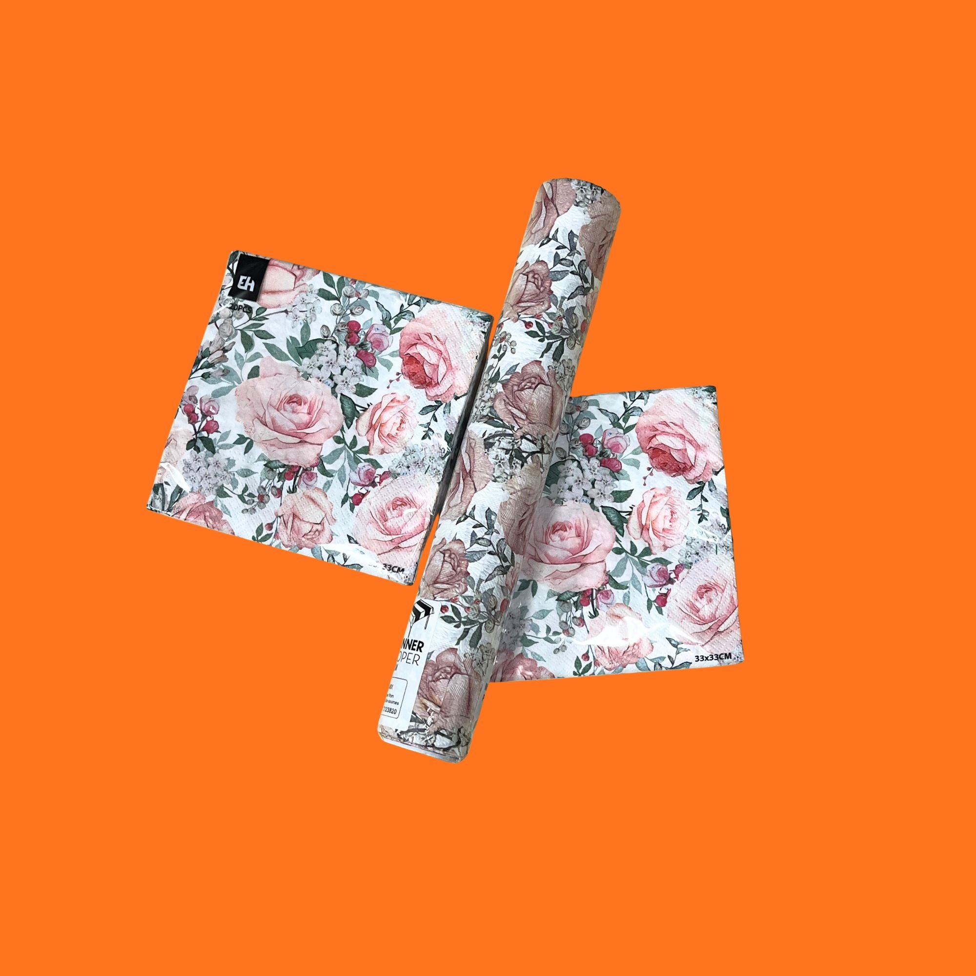 Rozen op tafel: setje papieren servetten en papieren tafelloper met roze rozen