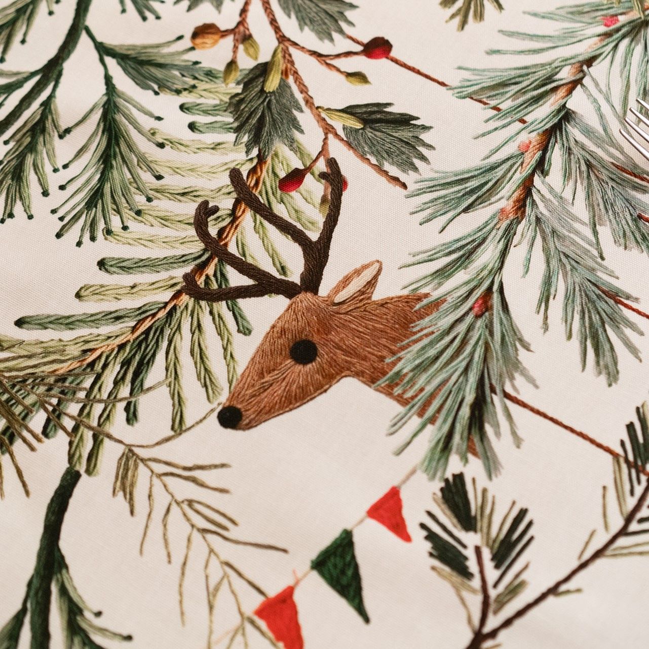 Kersttafelkleed Rudy met hert, kersttakken en -decoratie, kies je formaat (ook rond en als tafelloper)