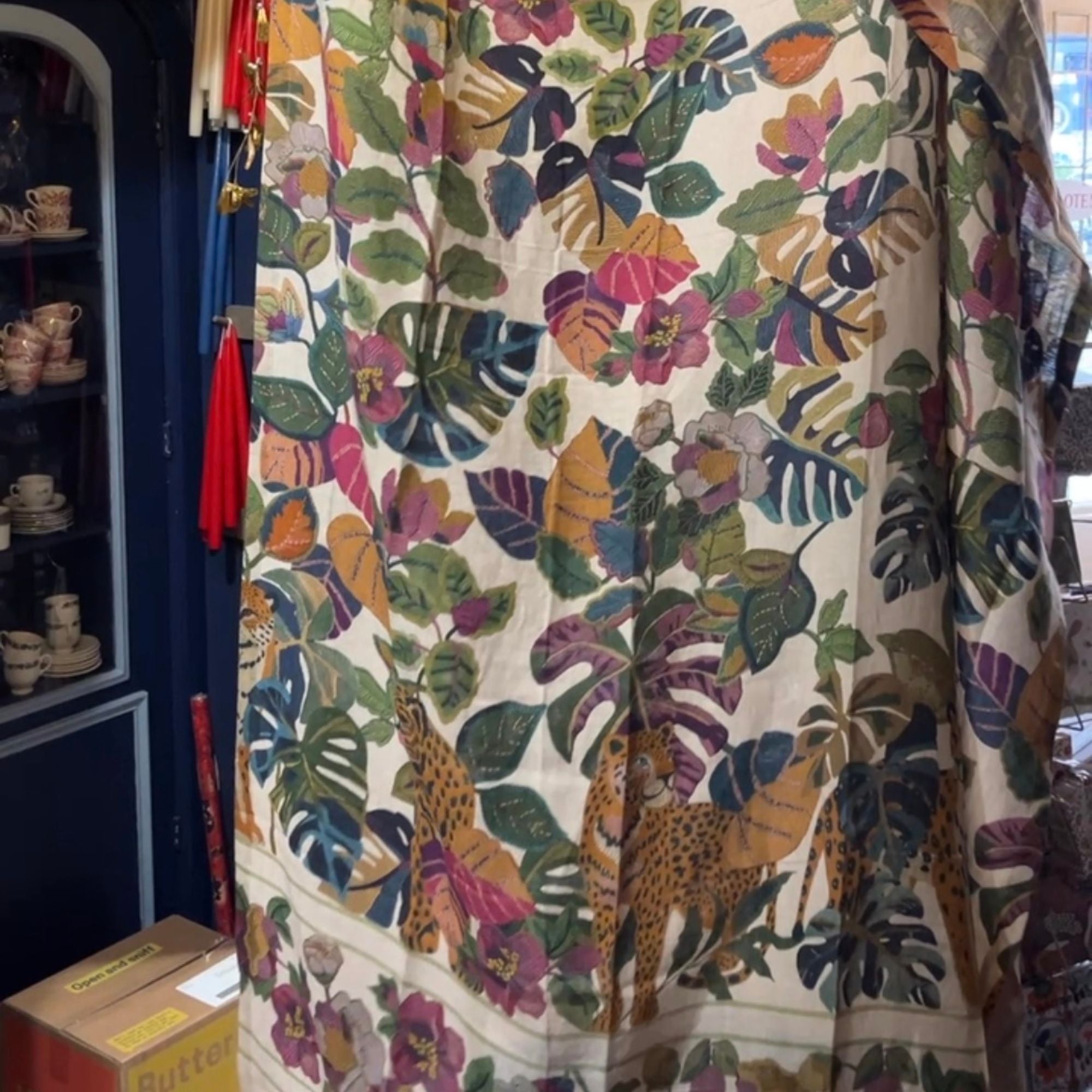 Tafelkleed / Sprei Leoleaf met weelderig gebladerte en luipaarden | 180 x 280 cm of 270 x 280 cm