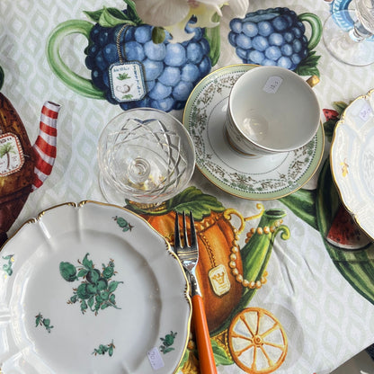 Stof Teabreak (voor een XL tafelkleed) met bonte theepotten en theekopjes op zachtgroen geometrisch patroon, katoen, per halve meter