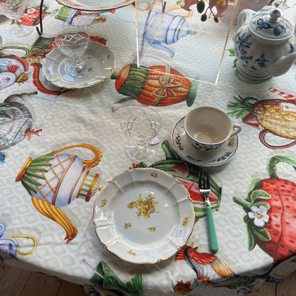 Stof Teabreak (voor een XL tafelkleed) met bonte theepotten en theekopjes op zachtgroen geometrisch patroon, katoen, per halve meter