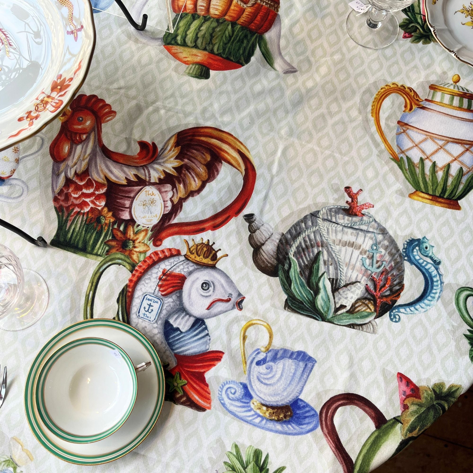 Stof Teabreak (voor een XL tafelkleed) met bonte theepotten en theekopjes op zachtgroen geometrisch patroon, katoen, per halve meter